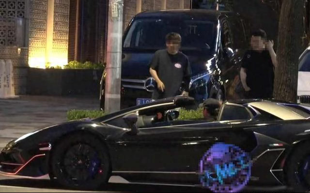 黄子韬超跑违停引热议，顶流偶像罚单风波背后真相几何 