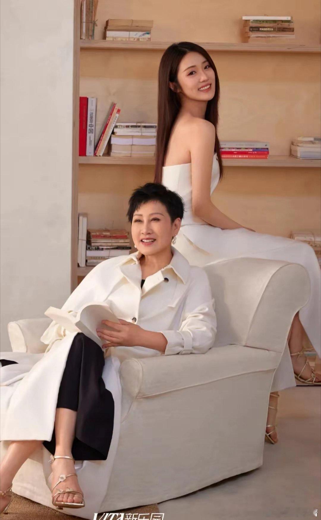 62岁张凯丽和女儿张可盈母亲节大片，张凯丽看姑娘满脸爱意藏不住 ​​​