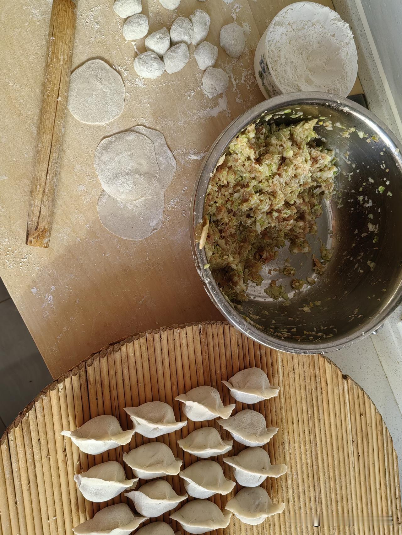 今日午餐，面粉与馅料的相逢。

清水和面，揉成光洁一团。猪肉白菜剁得细碎，调上葱