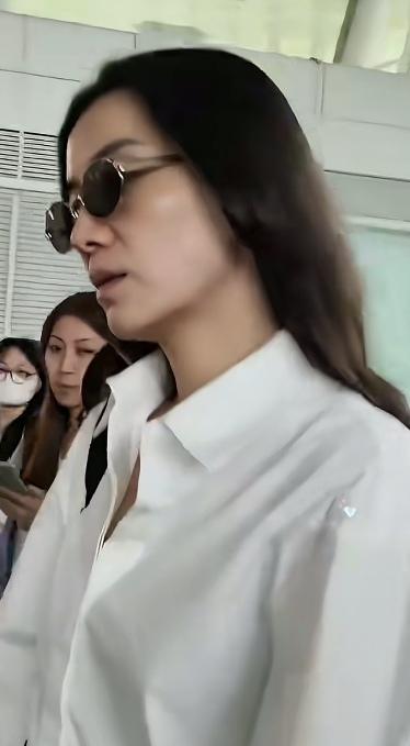 宋佳的素颜也那么惊艳。我敢说宋佳的素颜是所有女明里最漂亮的。宋佳的素颜和化妆后的