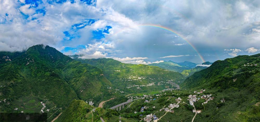 哪有什么一蹴而就的幸运？彩虹的绚烂，从来都藏在风雨的磨砺里。熬过去，你会发现：曾