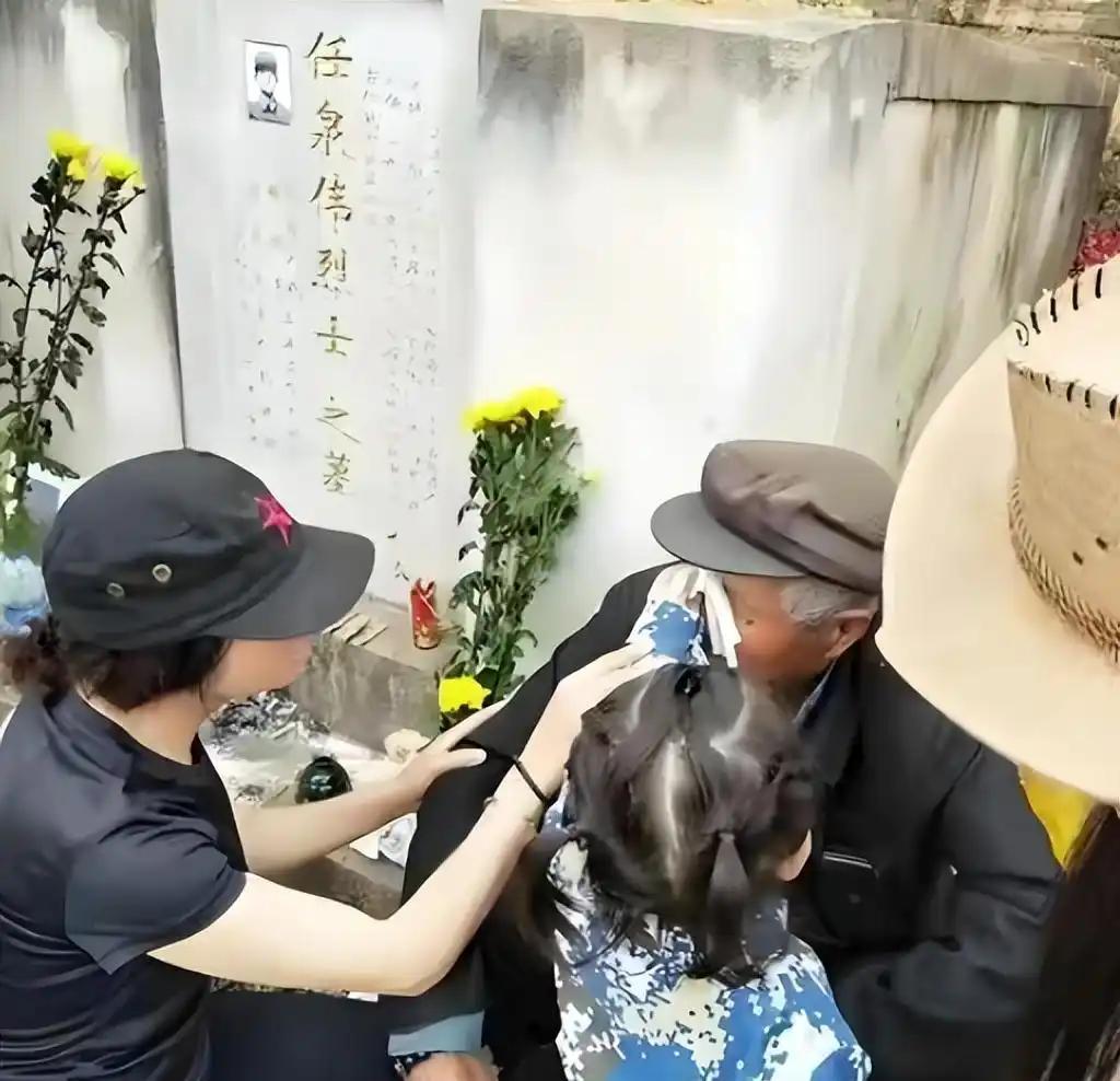 从家到儿子的烈士墓地，这位捡废品的父亲整整走了34年！88岁靠捡废品整整攒了34