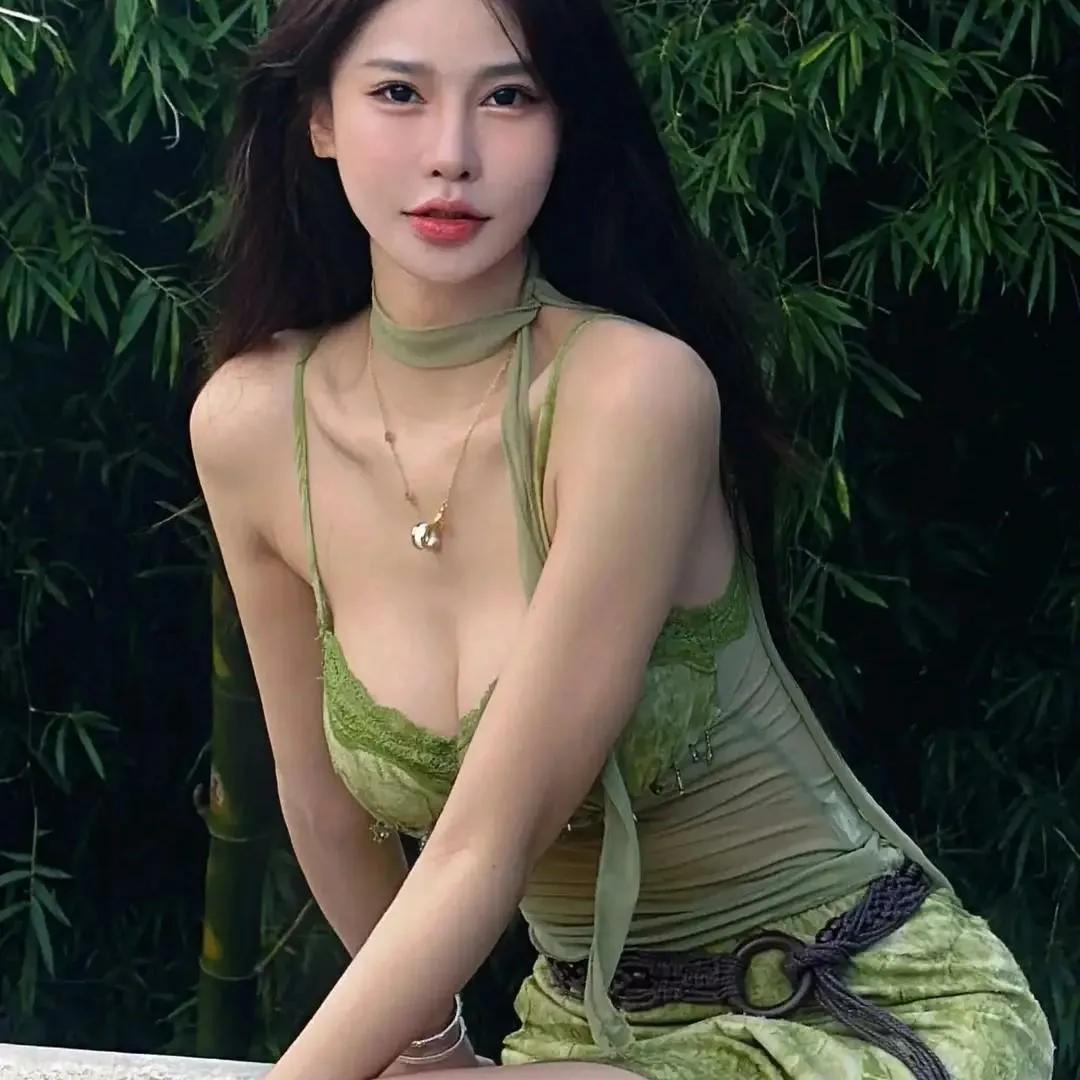 竹林中的清新少女，自然美与时尚并存。自然清新美少女 自然风少女 田园风美女 林间