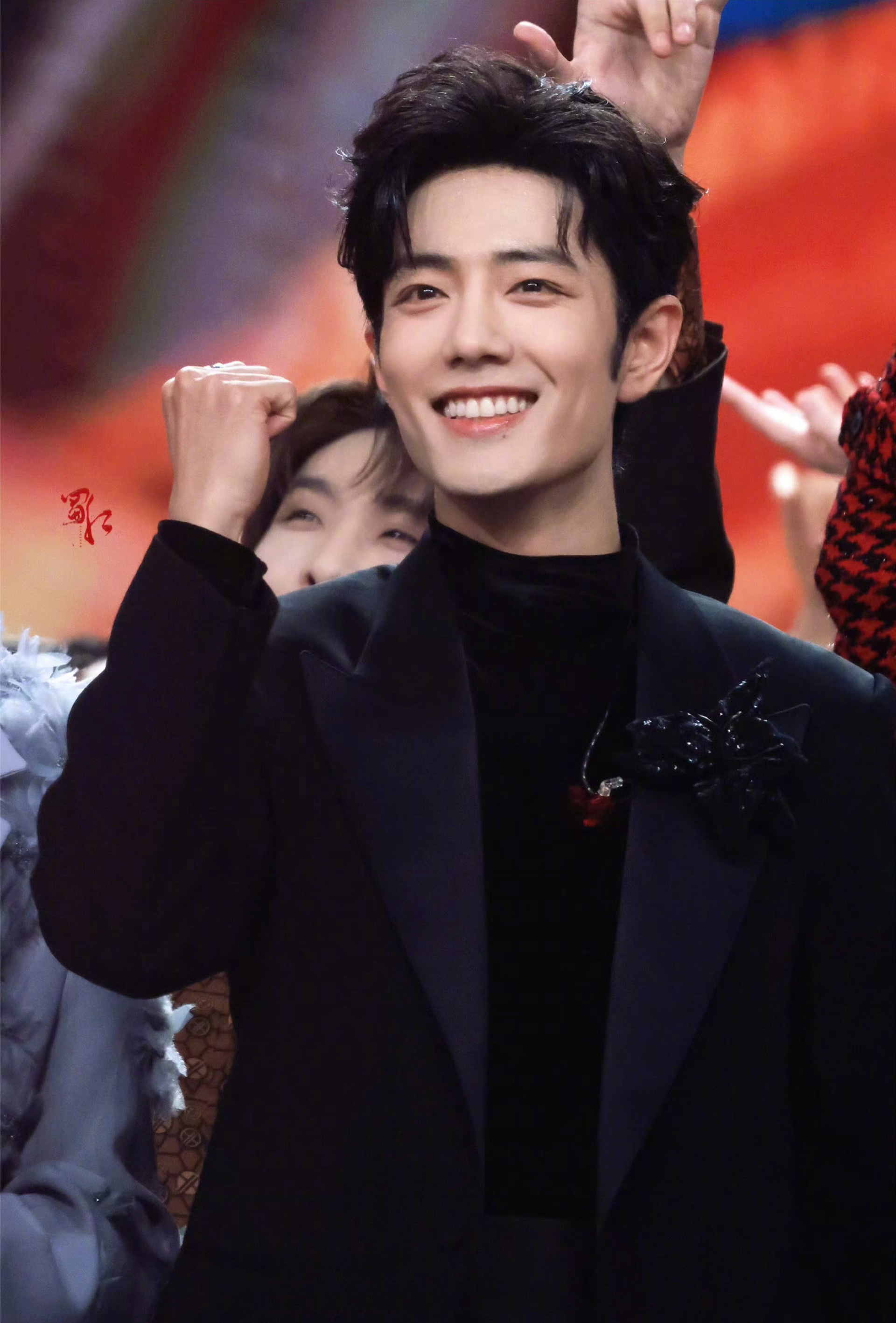 #咪咕星鲜事##偷偷和肖战拍合照# 路过的蚂蚁见到此等大帅哥都要停下来贴贴！行走