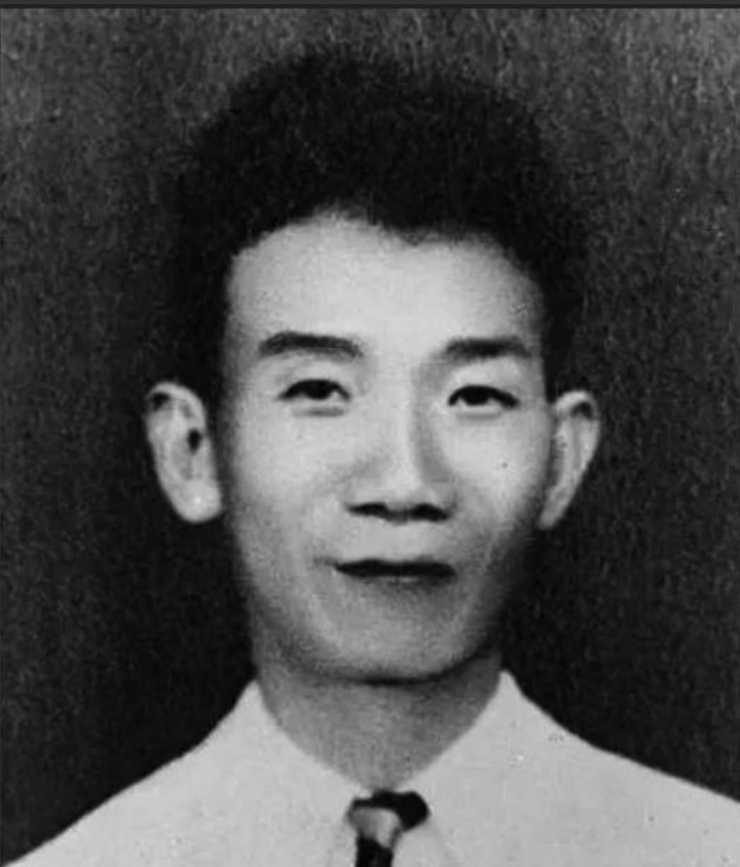 1945年，郁达夫正与友人闲谈，一个印尼青年突然登门，他只说了句