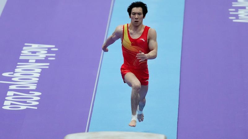 亚运会体操男团决赛 中国队力压东道主日本夺金
央视网消息：亚运会体操男子团体决赛