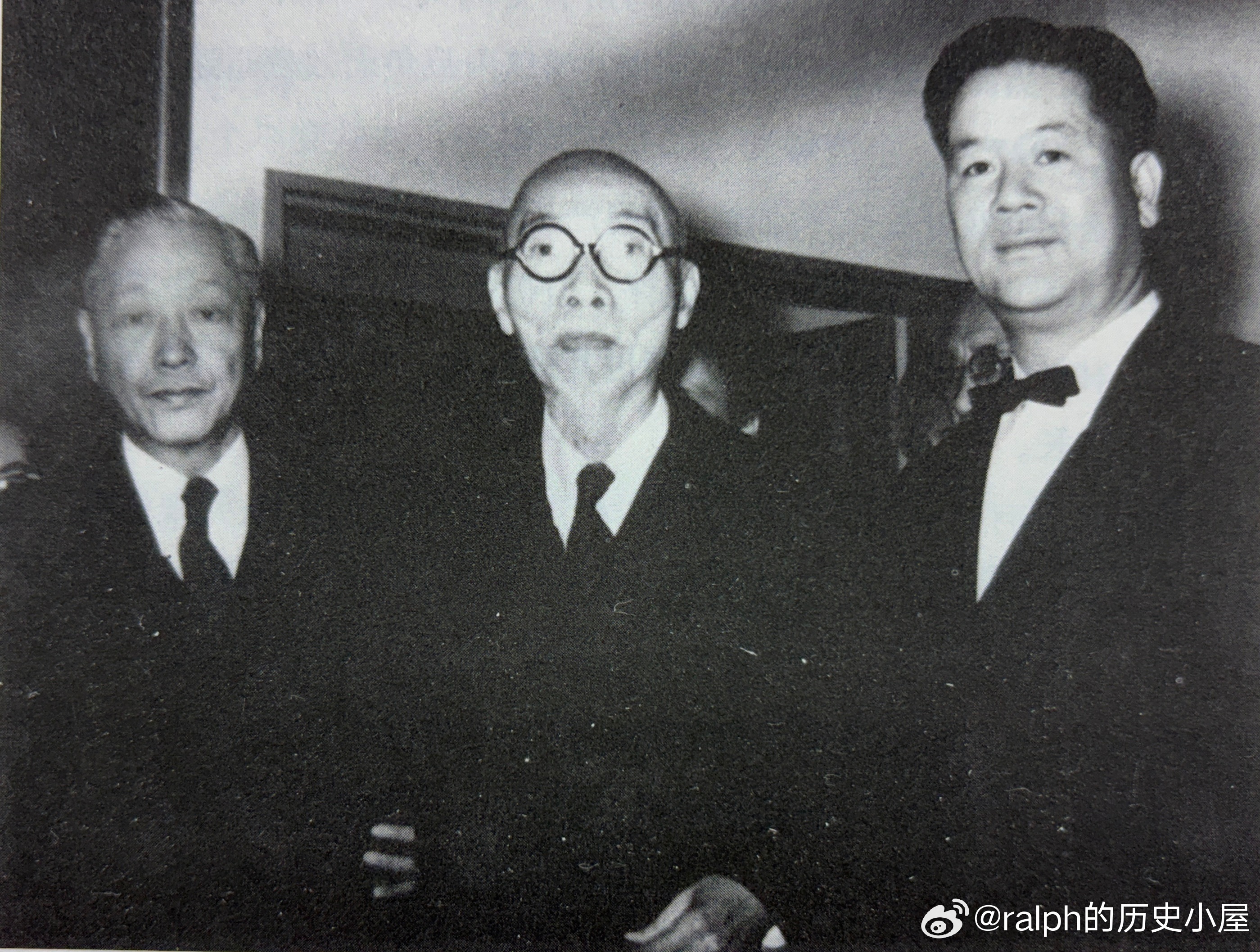 50年代旅居日本的台湾耆宿林献堂（中，1881.10.22-1956.9.8）抱