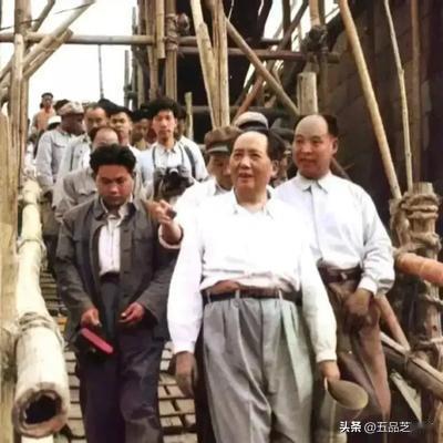 上世纪五十年代，斯大林迷上了菠萝罐头，觉得它特别好吃。他让秘书赶紧给中国发个电报