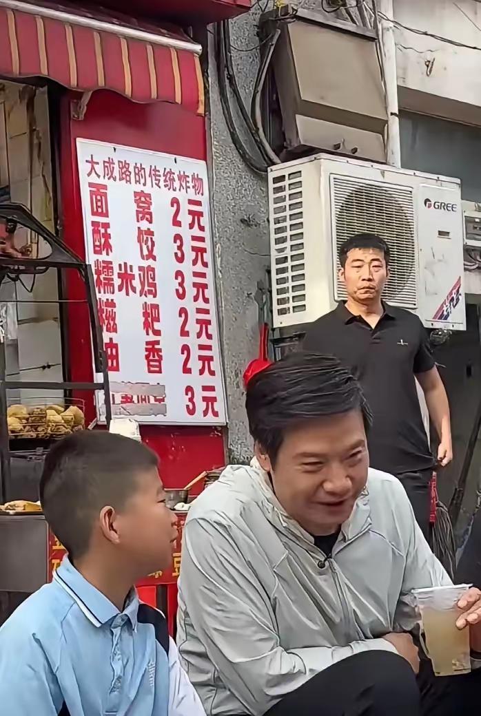 我怀疑过雷总是随便找家小店吃碗面
也怀疑过雷总就是想秀一下接地气
万万没想到，他