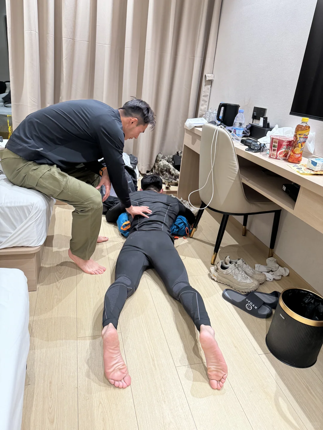 徒步好累 室友帮我拉伸1️⃣下
