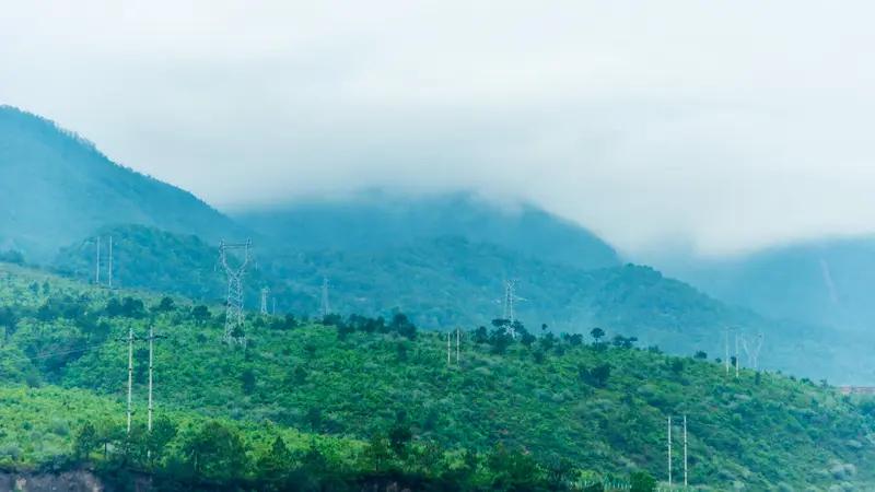 上联：遥望青山云雾绕；诚邀下联静听沧海浪涛声。
