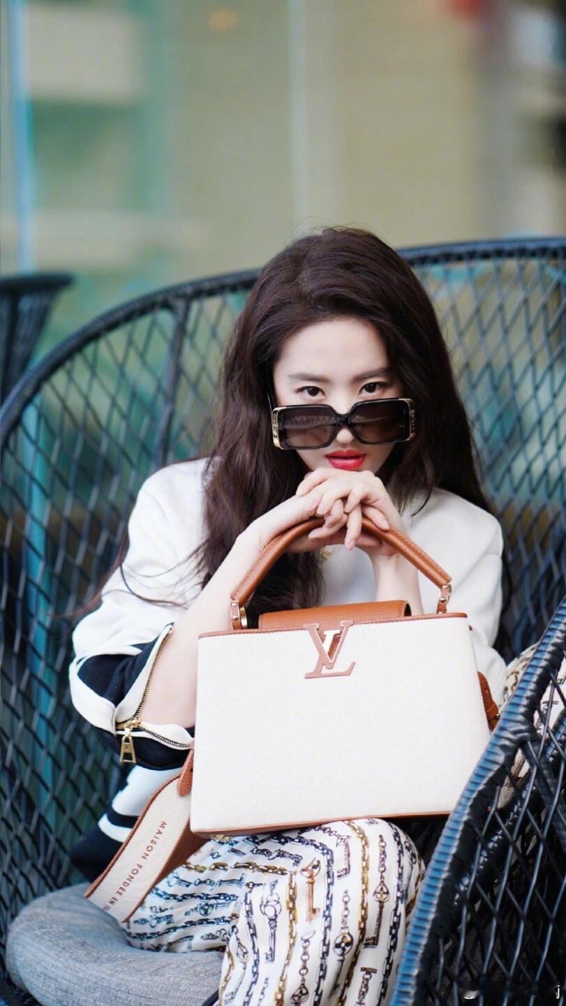 新年愿望刘亦菲翻牌了 刘亦菲的服装都很好看，主打一个舒适与舒服相结合。 