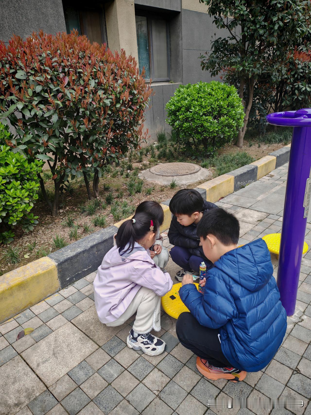 在我们老家，一家老俩口老来得子。孩子出生后，他们省吃俭用，把大部分精力都倾注到了