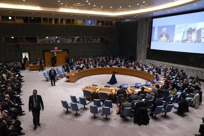 在联合国安理会会议上，以色列大使与中国和俄罗斯代表发生了激烈争执。

以色列驻联