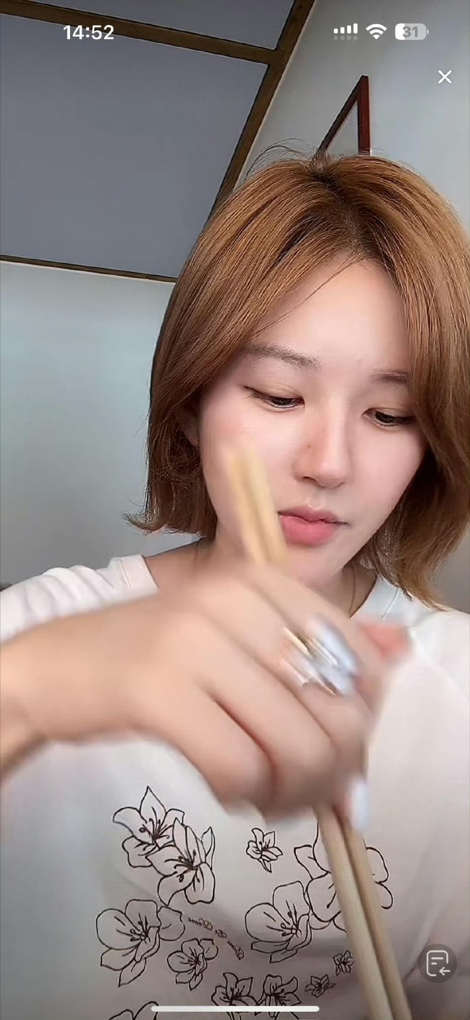 赵露思在抖音直播，关闭了送礼功能，赵露思直播的时候说:自己很好，让粉丝别担心她。