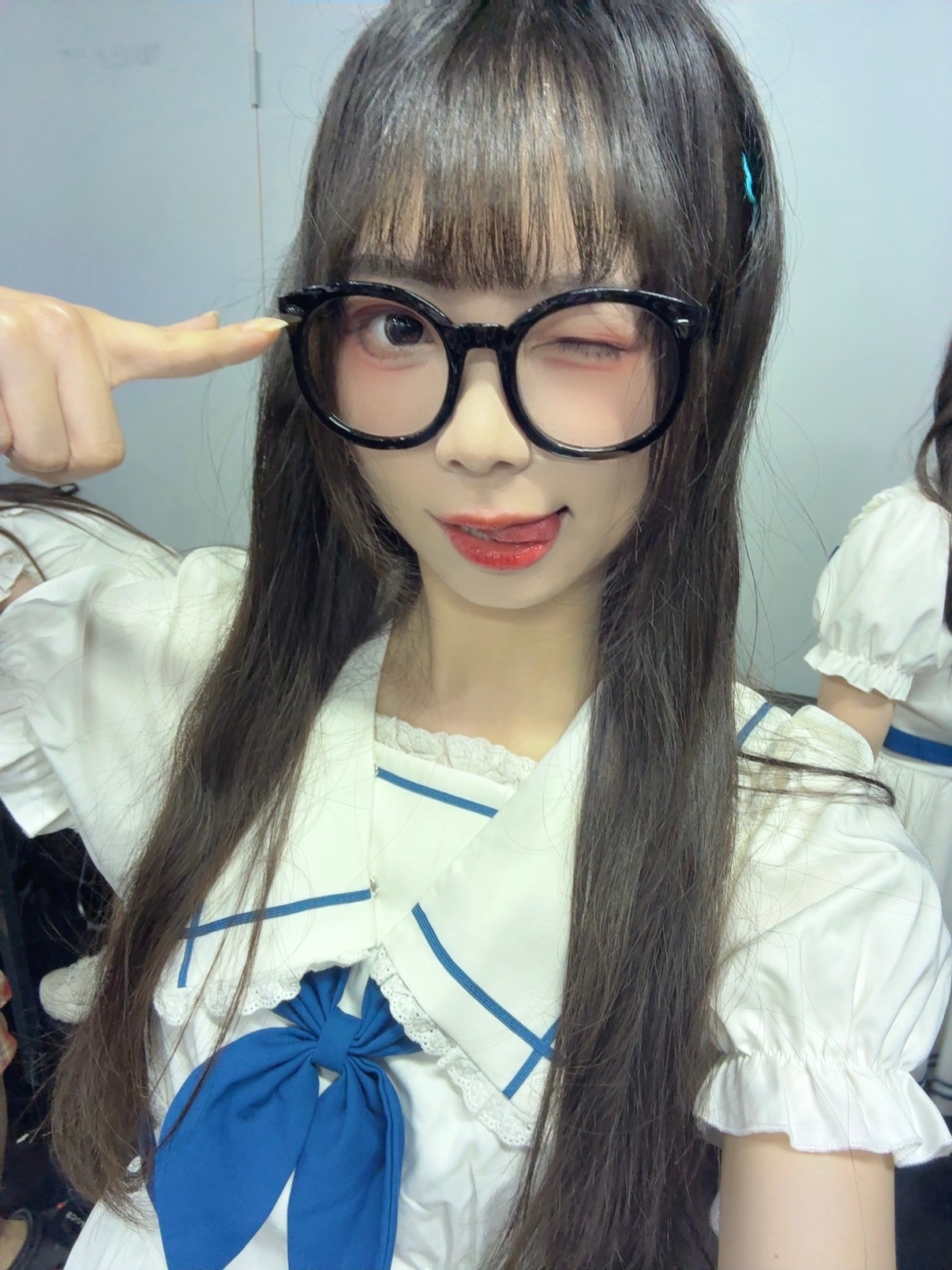 本来今天长这样的换了个眼镜感觉聪明多了👓 ​​​
