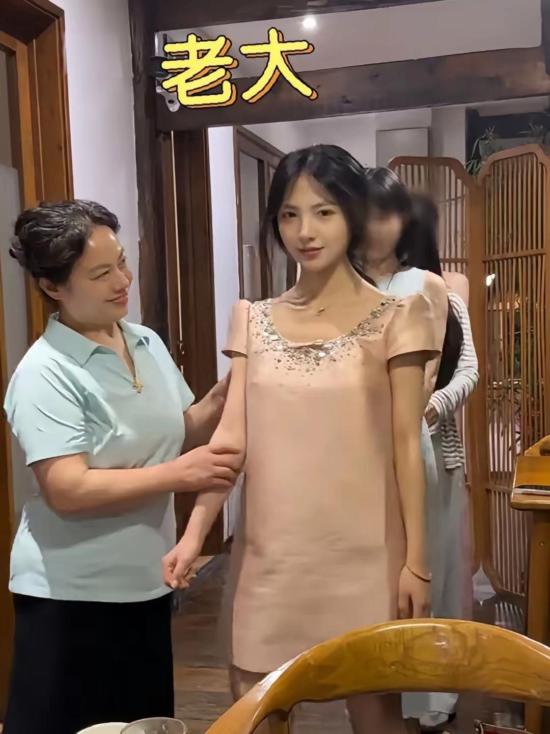老母亲带着四个闺女来相亲，看着这四个闺女咋都这么漂亮呀，要是你去相亲，你会选择哪