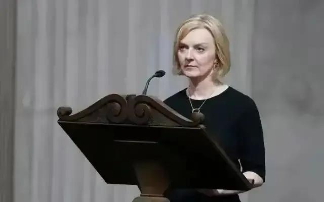 英国最“短命”的首相又作妖了，高调宣布要窜台！祸祸完英国，又来弯弯整事！
台媒也