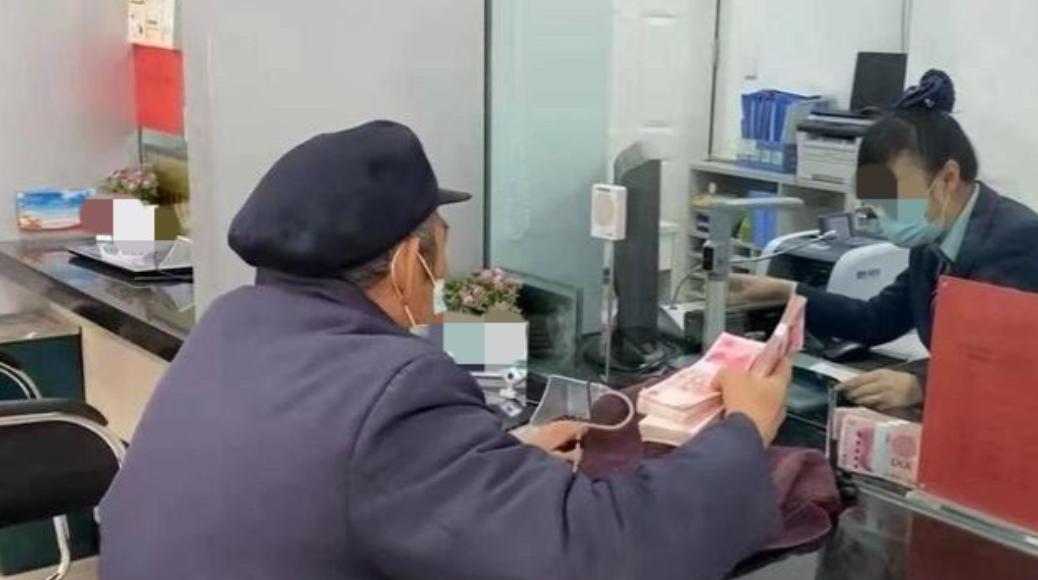 广东肇庆的黄大爷今年六十多，平时去银行存钱一直都挺小心，没想到还是出了件让他堵心