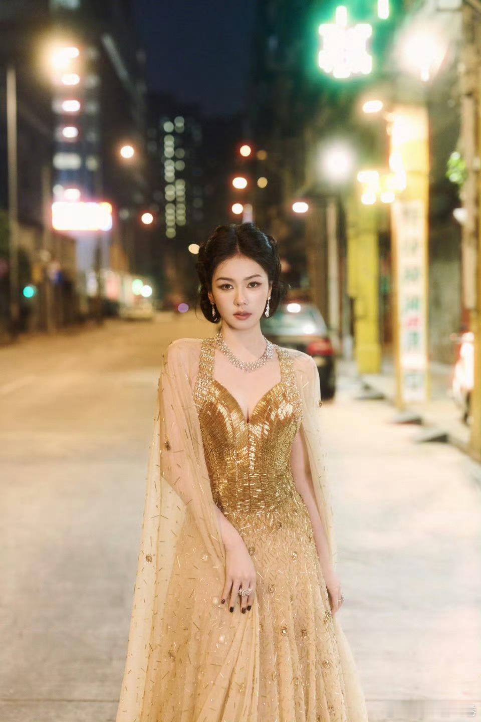 白鹿今晚第三套！内场换上了一身 Tony Ward 2025 秋冬定制系列，金色