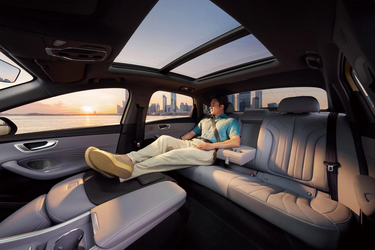 早上刷新闻看到李现在西藏徒步，海拔4300米氧气稀薄，评论区都在夸他活得真实洒脱