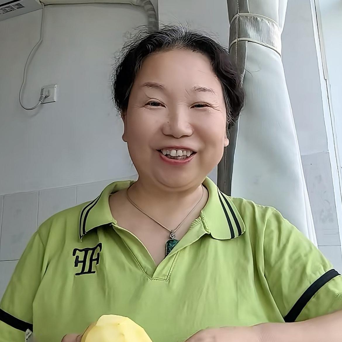 伦巴早期每天问候杜新枝，现在风向变了，开始称呼老杜了，之前给人家取小名儿。

他