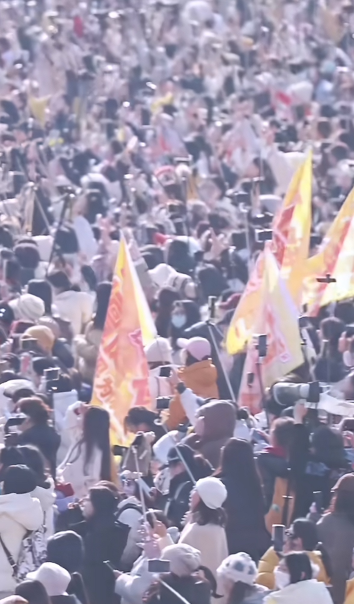 一张图告诉你，何不同舟渡，现场檀健次粉丝来了多少人，说实话，真的很佩服这些追星的