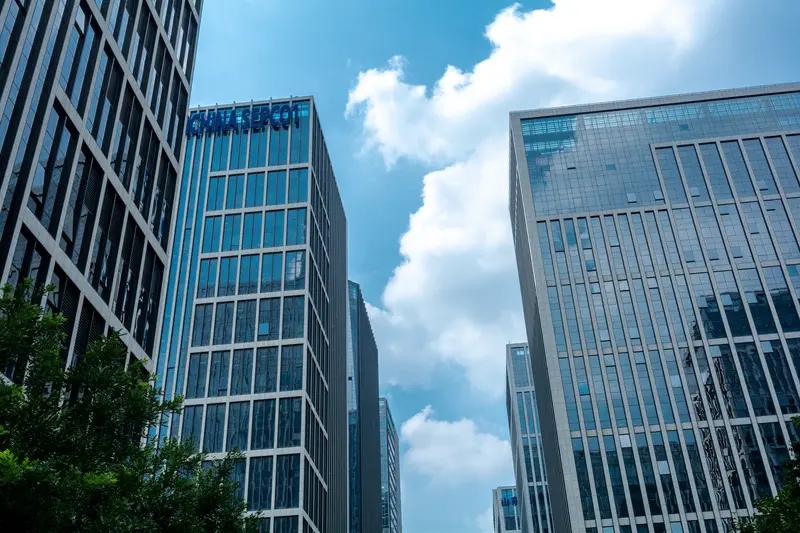 今天两只票做T，一只小赚1800，一只被黏住，越来越觉得股市就是人性的修炼场。