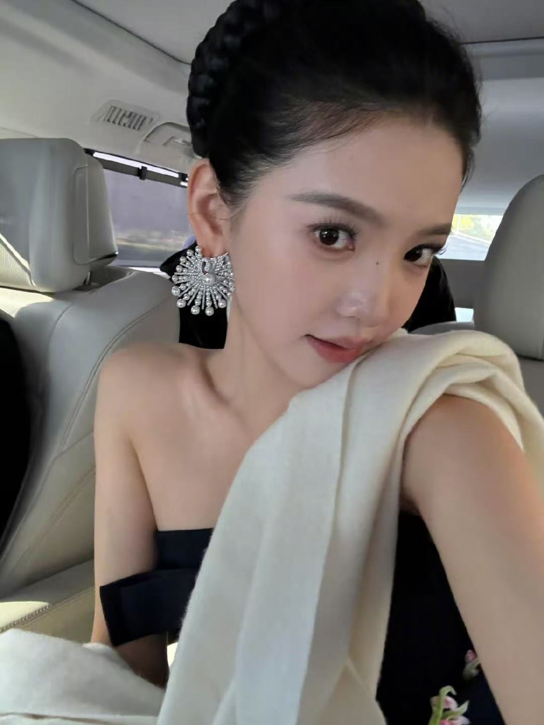 章若楠大光明盘发自拍 ​​​这个若楠已经美成啥样了！期待红毯！ ​​​