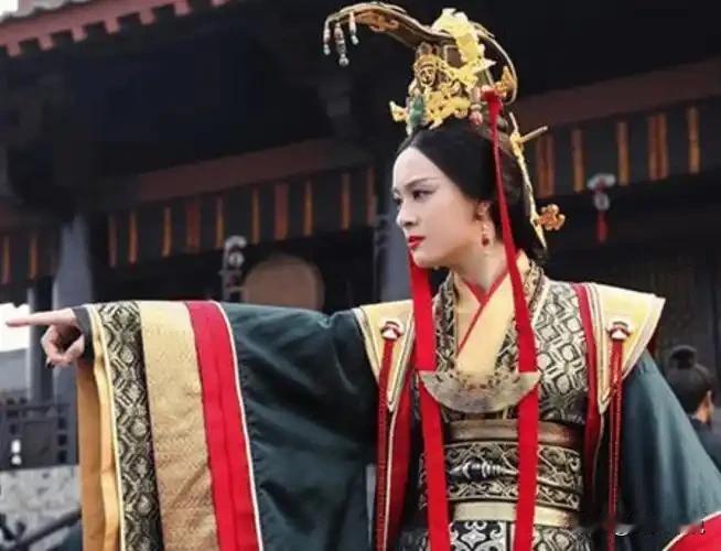 东汉宫廷秘事：皇后守寡第四天，葬礼上对俊美王爷动心，主动拉他聊知心话！
 
编辑