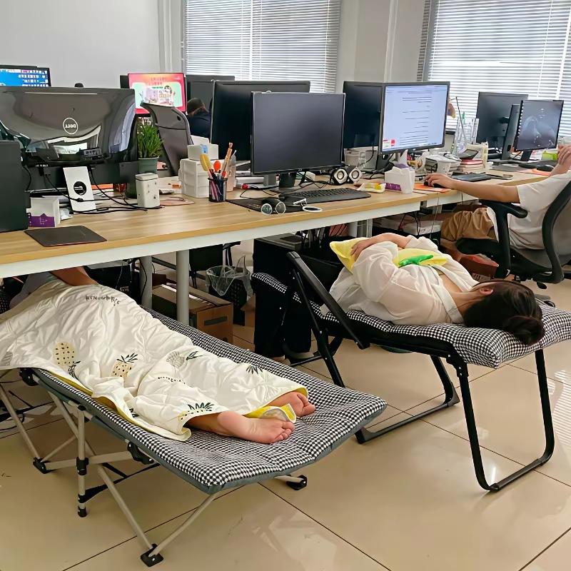 吃完中午饭！看看时间还有，那就抓紧睡一会儿！一张小躺椅，办公桌下一支，让身心得以