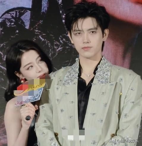 笑翻全场！迪丽热巴山歌版生日歌炸场，陈飞宇被祝福到脸红
 
《白日提灯》追剧团现