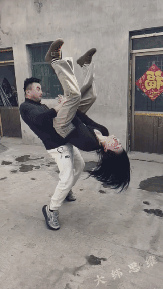 俩人真会玩，
既锻炼身体又增添情趣！