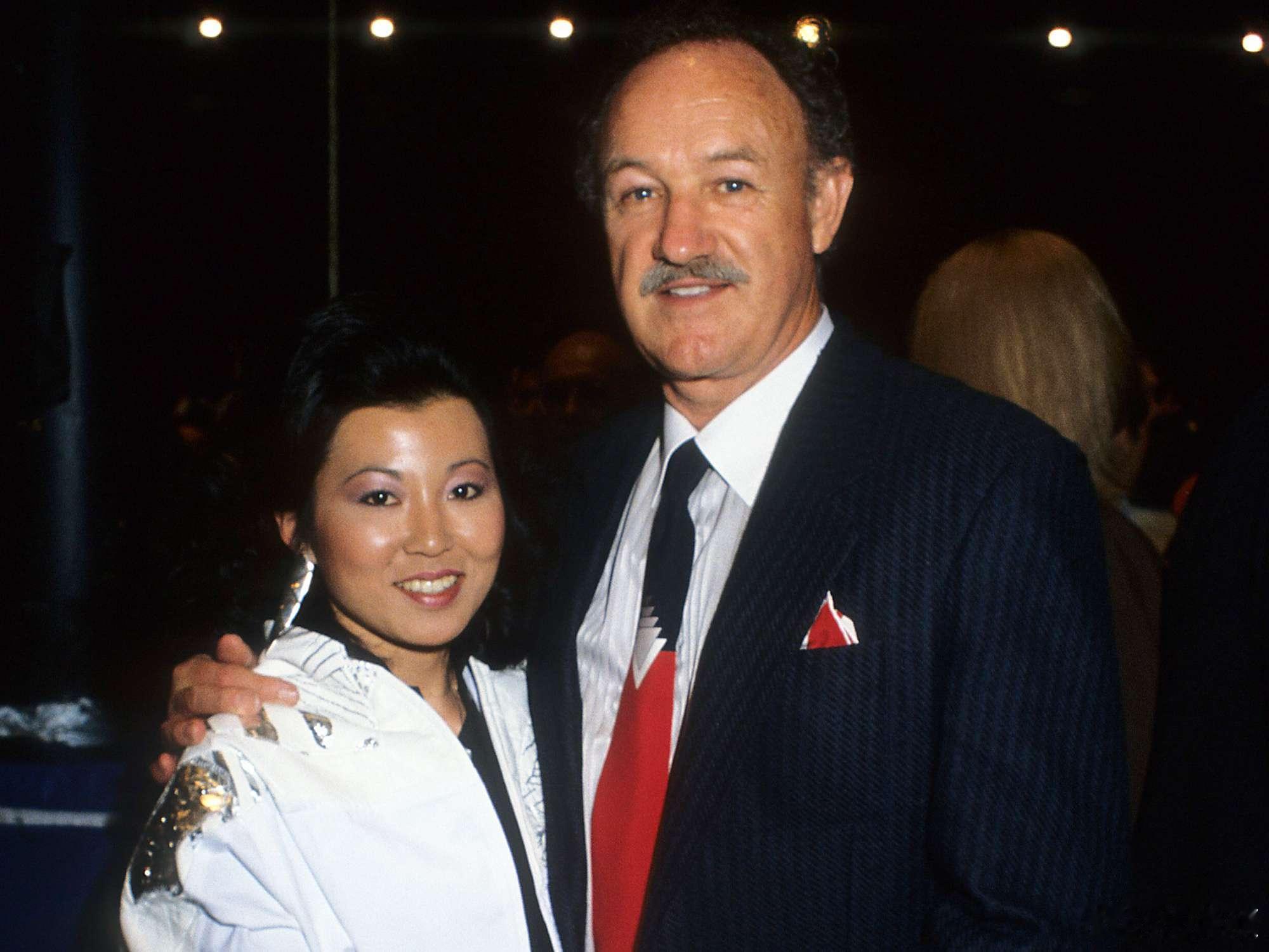 95歲的老牌影星Gene Hackman，被發現與他63歲的妻子Betsy Ar