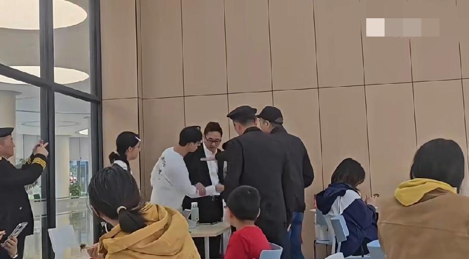 上海一餐厅内，老人打扰多位顾客用餐，询问带有地域性的问题。一年轻小伙秉不住了，跳