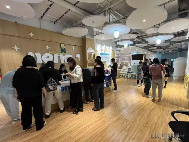 最近，亲子游泳，这在教培行业中属于一个小门类，突然频发跑路事件。涉及品牌有尼莫、