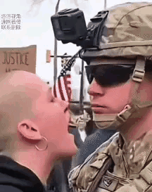 我以为这个大兵会忍不住亲上一口，结果却上了一个家伙事，这绝对让人意想不到，但仔细