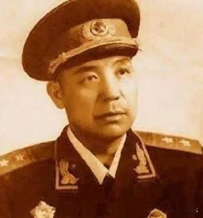 1955年广州军区授衔现场，人人身着笔挺的授衔礼服，唯独原42军军长吴瑞林，套了