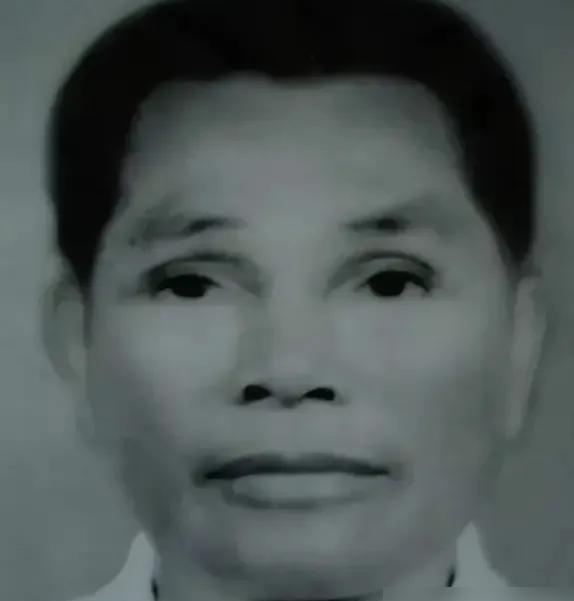 1960年，乐会县一位老农何世富，临终前向妻子坦白：“我原名何畏，是红军的军长，
