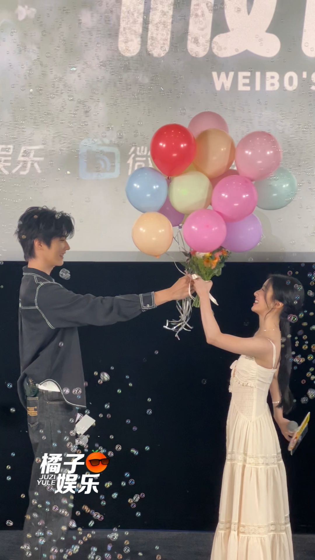 包包柯宇还原了剧里放气球的名场面🥰就爱看点少男少女青涩暧昧感！！包上恩周柯宇复