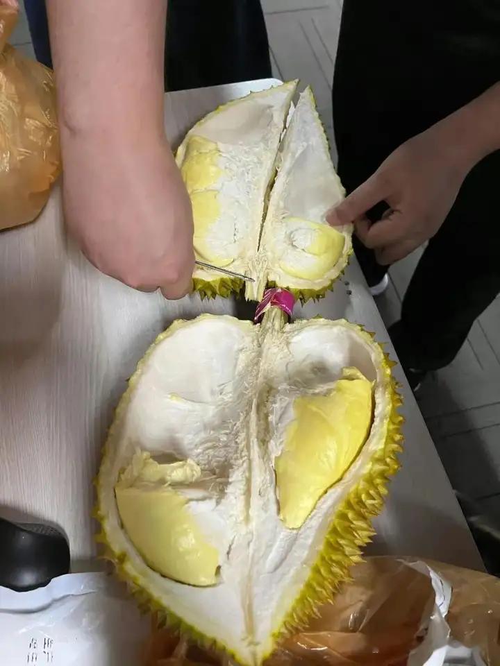 谁家好人公司下午茶集体啃榴莲啊