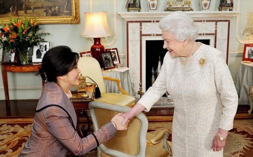 英拉会见伊丽莎白女王，她一定也感慨女王即使老了还是那么的漂亮，所以优秀如英拉，她