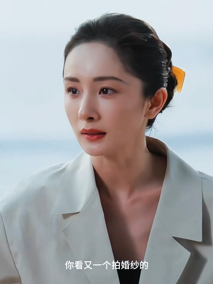 杨幂 你看又一个拍婚纱的幂姐海边路透也太鲜活了！看到有人在拍婚纱瞬间亢奋，活脱脱