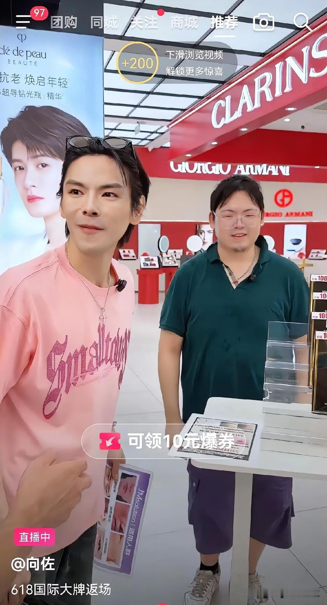 人生无论“向佐”还是“向佑”，都是打断骨头连着筋的亲兄弟！
有钱赚才是生活的底色