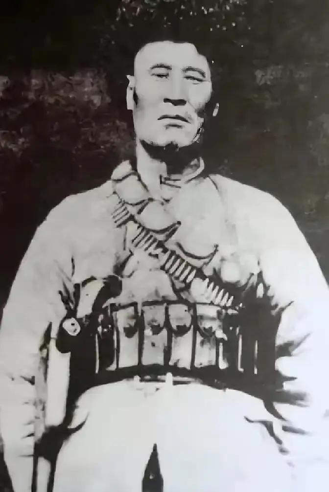 1949年，解放军在追击马家军残匪时，司号员杨忠孝打死了一个与众不同的匪徒，战友