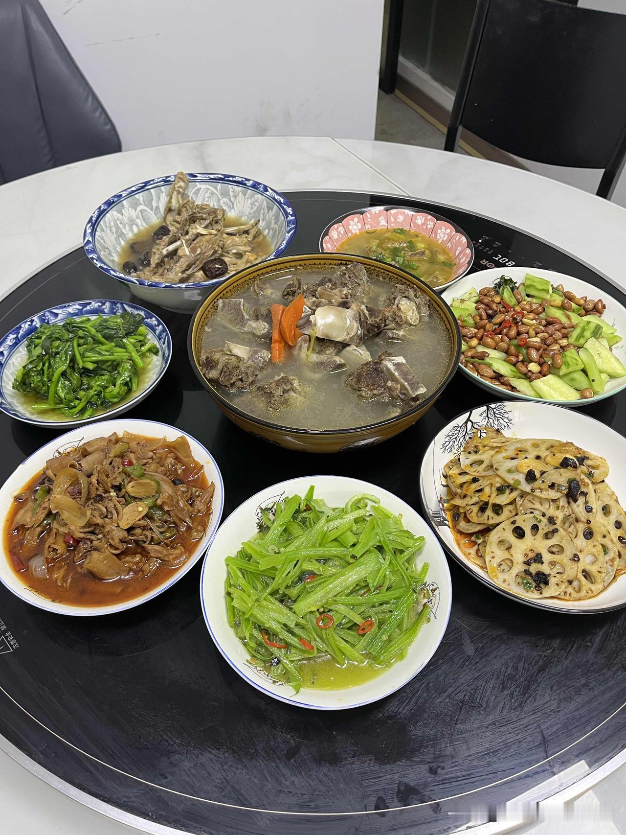 公司见闻。

今天是我上班第二天，有了昨天的经验，今天做卫生又快又有头绪，而且对