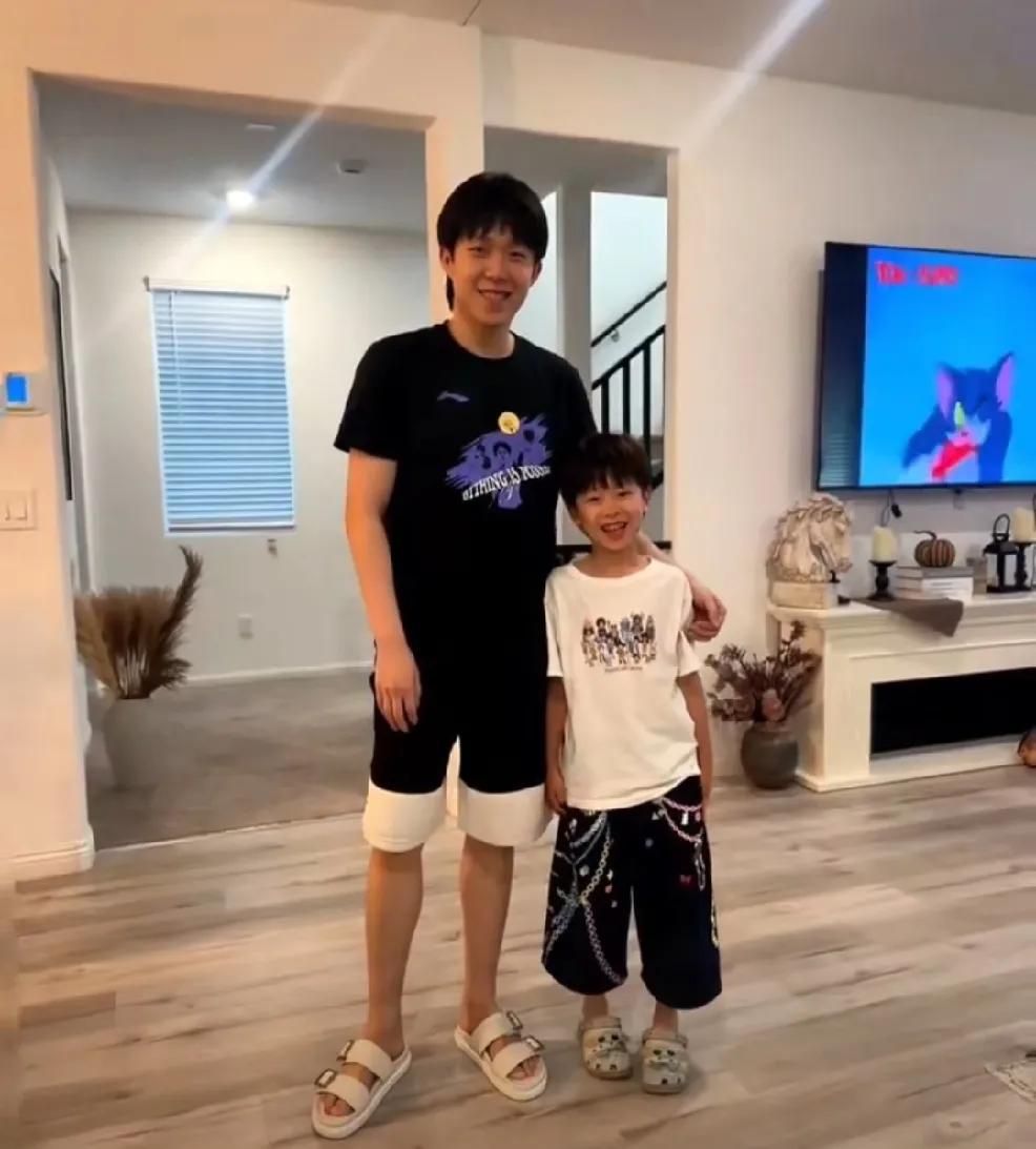 楚钦每次看到身边熟悉人的孩子的时候
都会笑的很开心，
北京大满贯的时候马琳儿子坐