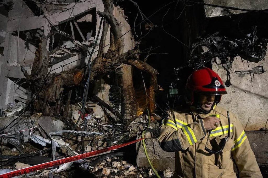 特拉维夫的局势十分糟糕，一些居民区已被摧毁。它因伊朗发射的导弹而遭受严重破坏。美