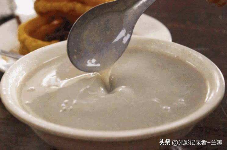 第一次喝北京豆汁，我彻底被上了一课😂
 
第一次去北京，慕名打卡正宗北京豆汁！