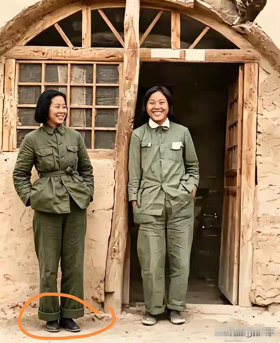 1张AI的照片（图1）引起了我的注意，那是193几年延安抗大的2名女学员，气质优